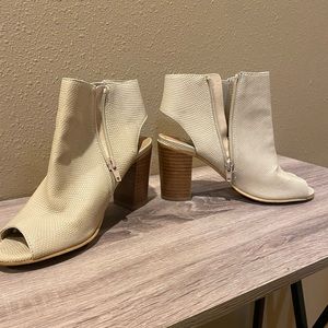 Steve Madden Super cute heels. Cream size 5.5 M